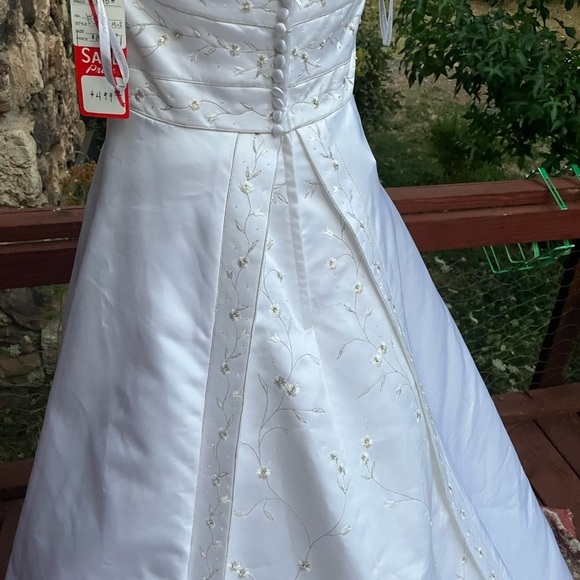 Halter style floral hand beaded wedding dress NWT Moonlight size 10 - Picture 8 of 17